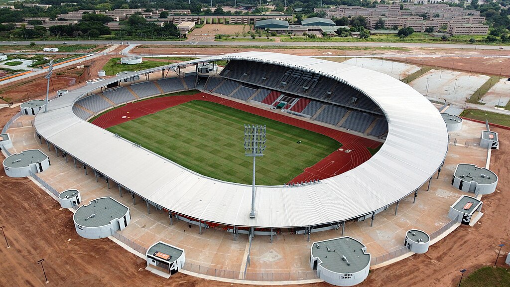 https://en.wikipedia.org/wiki/Charles_Konan_Banny_Stadium#/media/File:Le_stade_de_Yamoussoukro(Bosson).jpg